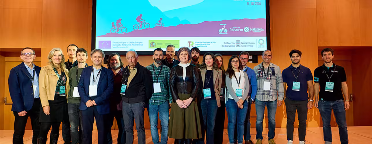 La consejera Rebeca Esnaola y la directora general de Turismo, Ana Rivas, con los participantes en el congreso