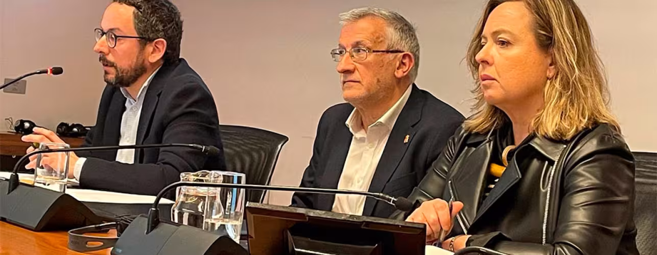 El vicepresidente Taberna en su comparecencia de hoy en el Parlamento de Navarra, junto a Joseba Asiain