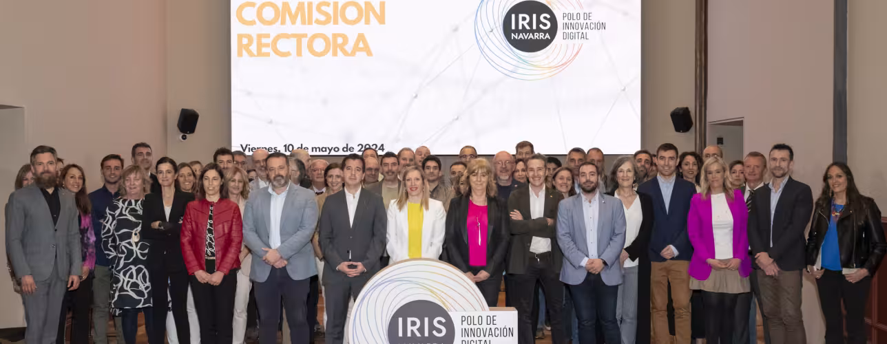 En el centro, de izda a dcha: el consejero Irujo, la consejera Fanlo y la vicepresidenta Ollo, con el resto de participantes