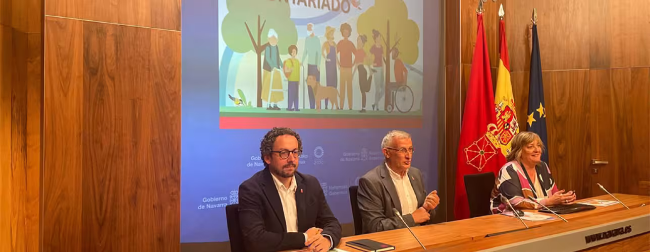 De izqda. a dcha.: Joseba Asiain, director general de Presidencia, Gobierno Abierto y Relaciones con el Parlamento de Navarra; Félix Taberna, vicepresidente primero y consejero de Presidencia e Igualdad; y Toya Bernad, directora de Innovación, Comunicación y Atención Ciudadana de NASERTIC