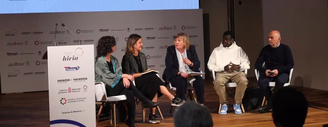 Toya Bernad moderando la mesa 3 del Foro Hiria