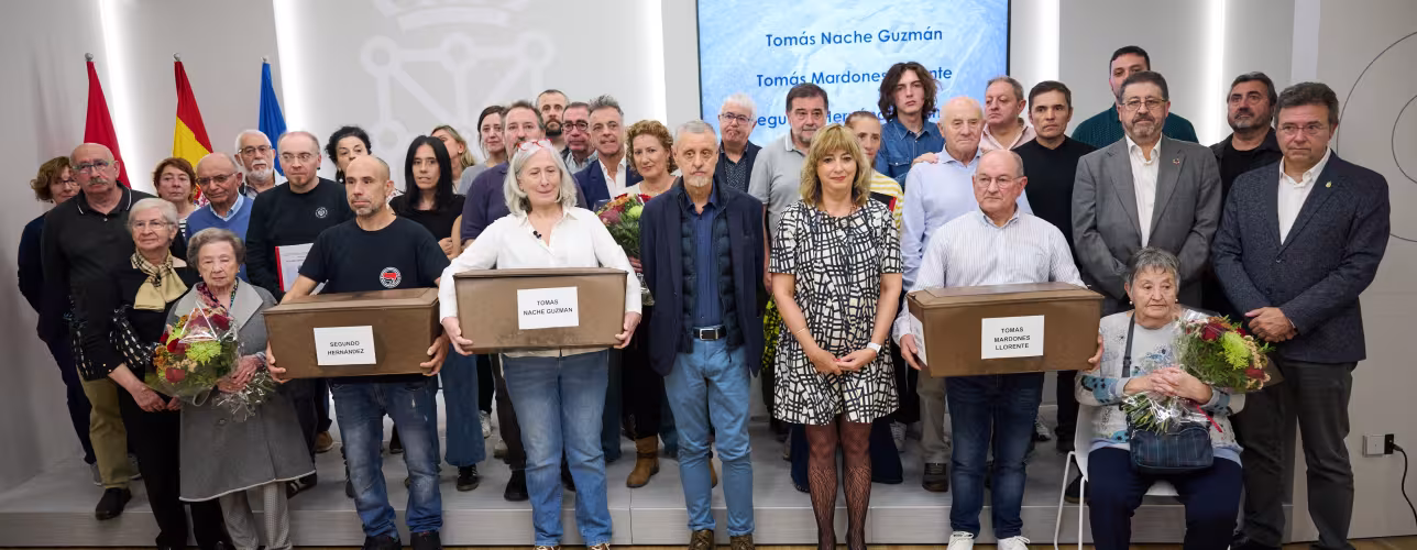 La vicepresidenta Ollo con familiares y otras personas presentes en el acto