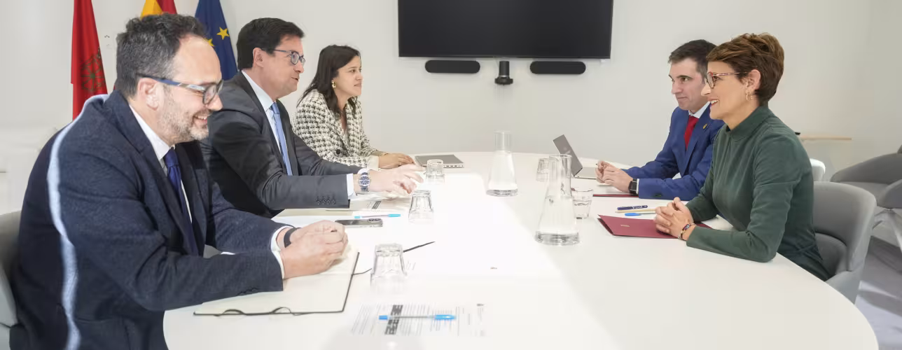 La Presidenta Chivite y el ministro López, con sus equipos, en la reunión de este miércoles celebrada en la sede del ministerio