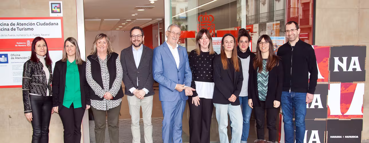 El vicepresidente Félix Taberna y Joseba Asiain, con personal responsable de la Oficina de Atención Ciudadana de Tudela