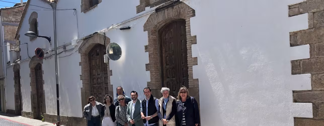 El director general de Administración Local y Despoblación, Jesús María Rodríguez, acompañado de representantes de las empresas públicas de Navarra, NASERTIC y Nasuvinsa-Lursarea, y el alcalde de Sangüesa, Javier Solozábal.