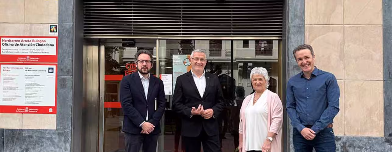 De izquierda a derecha, Joseba Asiain, el vicepresidente Félix Taberna, Itziar Ayerdi y Luis Campos, ante la Oficina de Atención Ciudadana de Pamplona. 