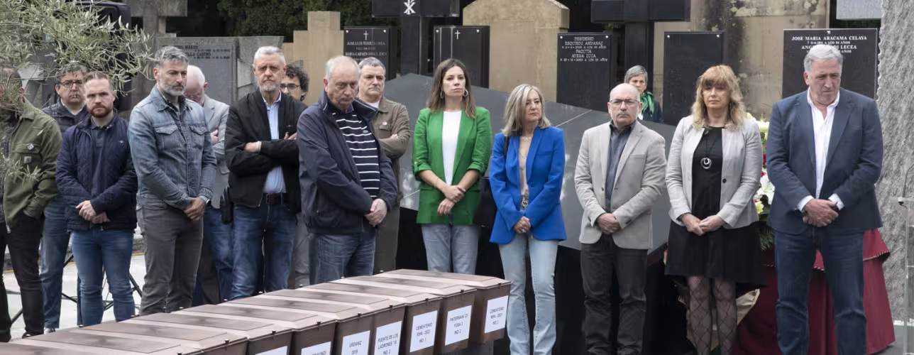 La vicepresidenta del Gobierno de Navarra y consejera de Memoria y Convivencia, Acción Exterior y Euskera, Ana Ollo Hualde, y el alcalde de Pamplona, Joseba Asiron Saez, han presidido hoy el acto de inauguración en el cementerio municipal de San José.