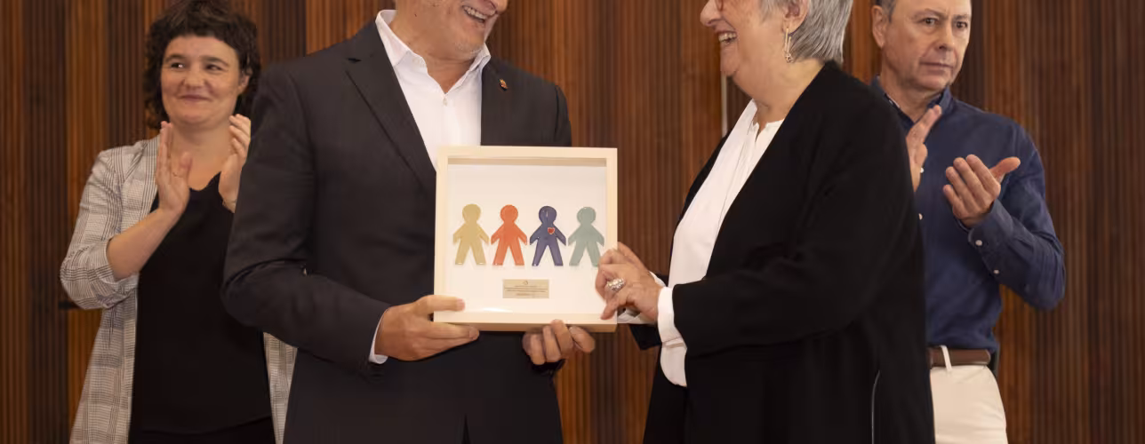 El vicepresidente Félix Taberna en la entrega de la primera distinción a la Persona Voluntaria de Navarra a María José Leoz. 