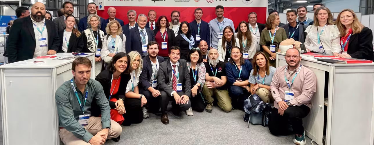 El consejero Mikel Irujo junto a representantes de las empresas y startups que participan en la feria BioSpain en Barcelona. Descargar imagen