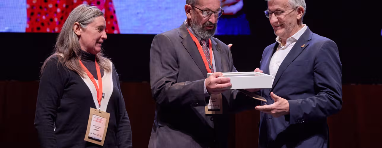 El vicepresidente Taberna y Natalia Herce en la entrega de la distinción al cirujano pediátrico Carlos Bardají.