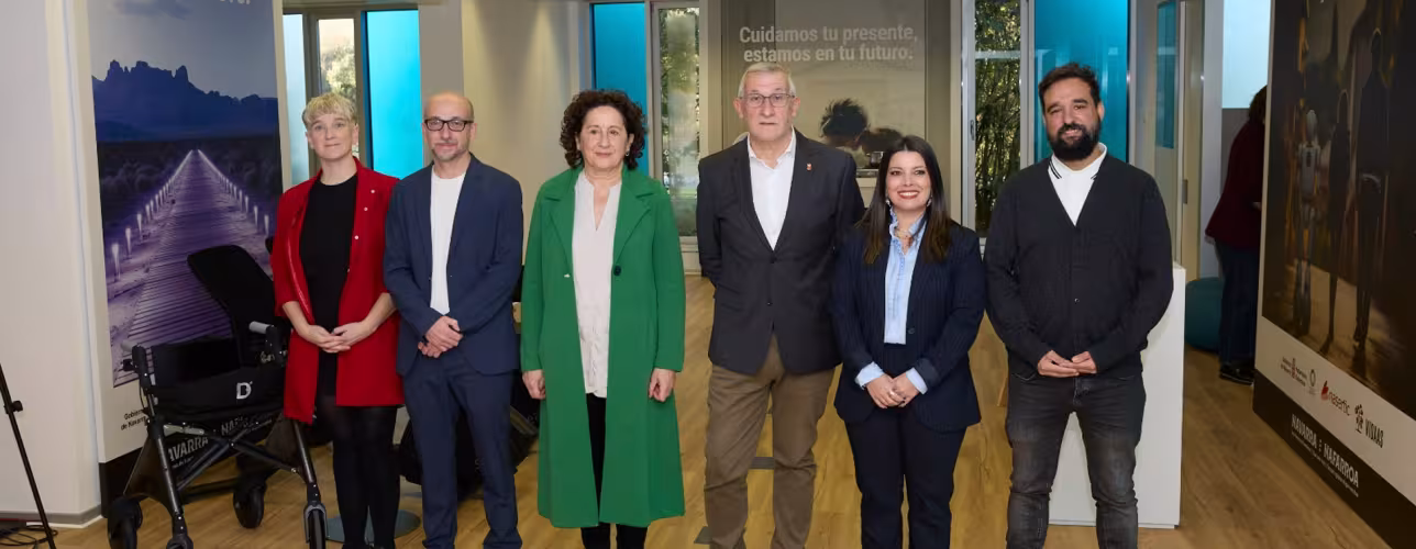 De izquierda a derecha, Aitziber Aldabe, Txerra García de Eulate, Carmen Maeztu, Félix Taberna, Zuriñe Peñas y Raúl Oliván, en la inaguración del centro VidAAs