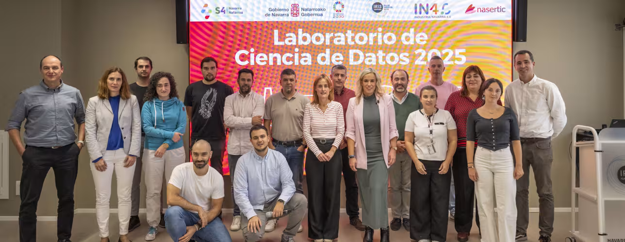 La directora general Basterra, junto a las y los participantes del laboratorio que se ha desarrollado en el Polo IRIS de Innovación de Navarra.
