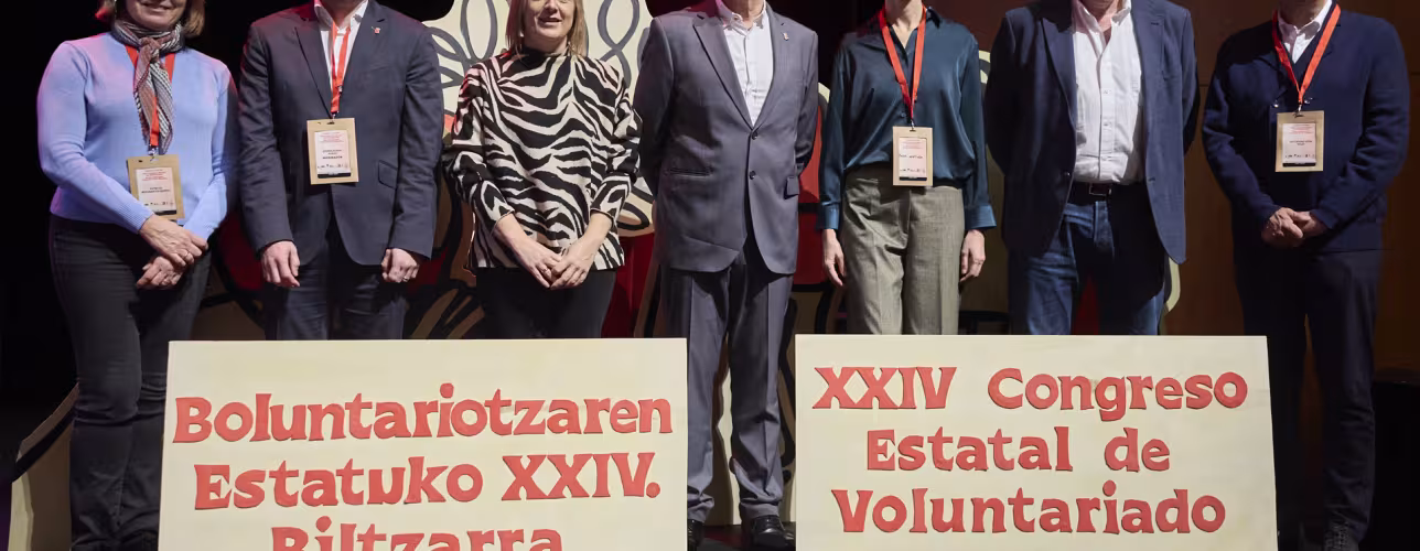 De izquierda a derecha: la directora general de Diversidad Familiar y Servicios Sociales del Ministerio de Derechos Sociales, Patricia Bezunartea; el director general de Presidencia, Gobierno Abierto y Relaciones con el Parlamento de Navarra, Joseba Asiain; la delegada del Gobierno en Navarra, Alicia Echeverría; el vicepresidente Taberna; la secretaria de Estado de Derechos Sociales, María Rosa Martínez; el alcalde de Pamplona, Joseba Asirón; y Saturnino Peña, de Plataforma de Voluntariado de España