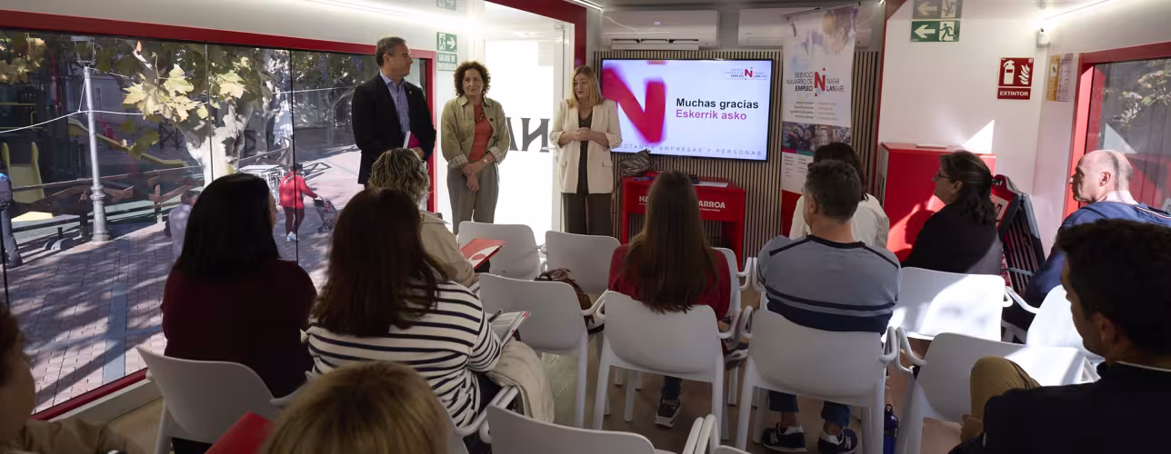 Visita realizada el pasado mes de octubre a la oficina móvil instalada en Cintruénigo.