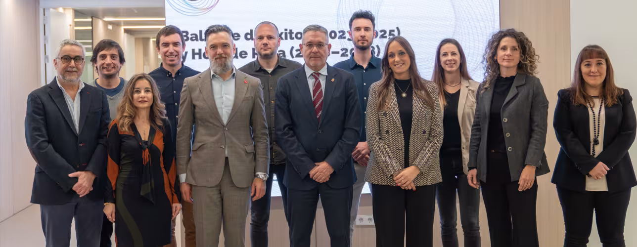 El consejero García, con participantes en el acto.
