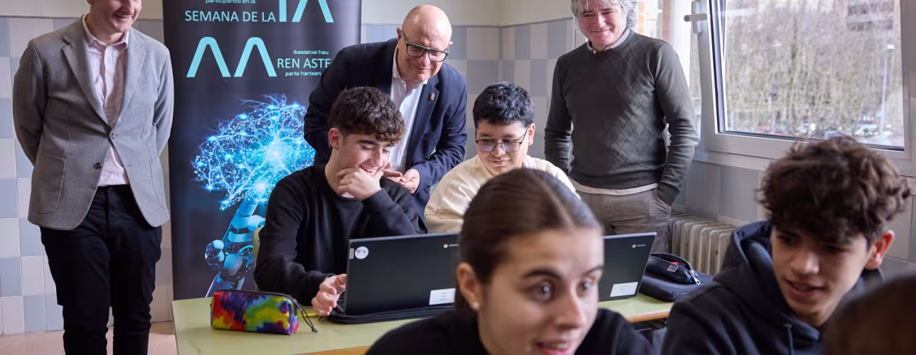 El consejero Gimeno junto al director general de Digitalización y Servicios Educativos, Luis Calatayud, y personal y alumnado del IES Barañáin. 