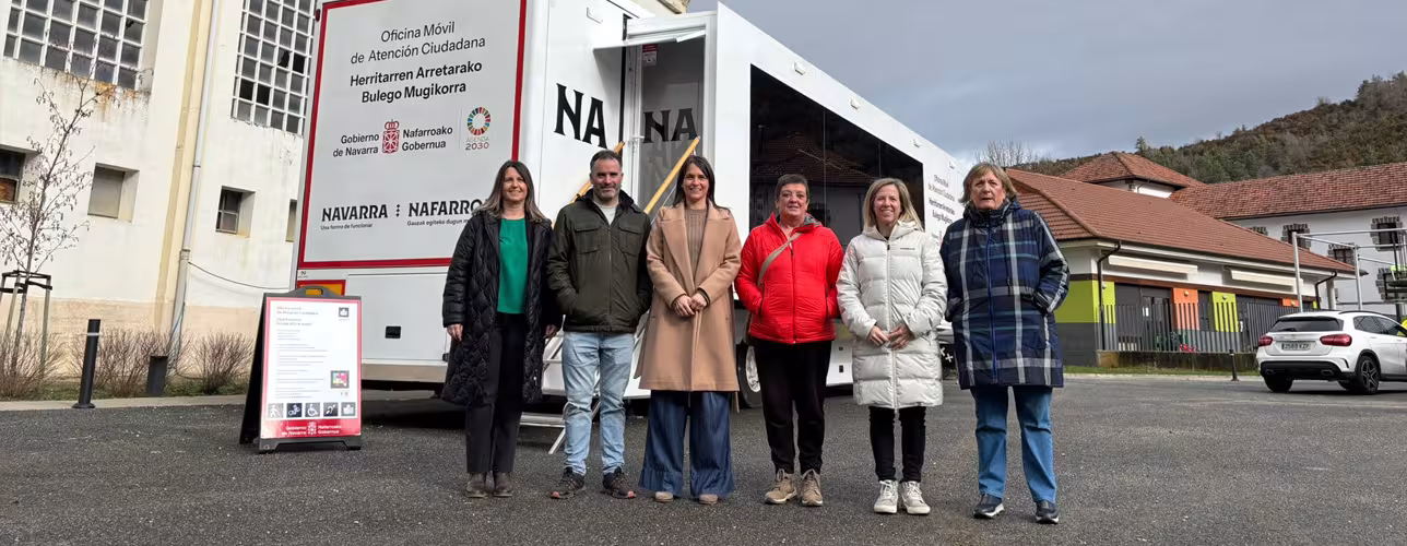 From left to right: Leticia Gurpegui, in-person attention coordinator at Nasertic; Pablo Mikeleiz, mayor of Ezkaroz; Alfaro, vice president; a councilor of the Jaurrieta municipality; Berta Uriz, director of the Housing Department at Nasuvinsa; and Toya Bernad, director of Innovation, Communication, and Citizen Services at Nasertic.