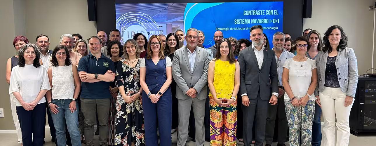 El consejero García, con las personas participantes en la jornada.